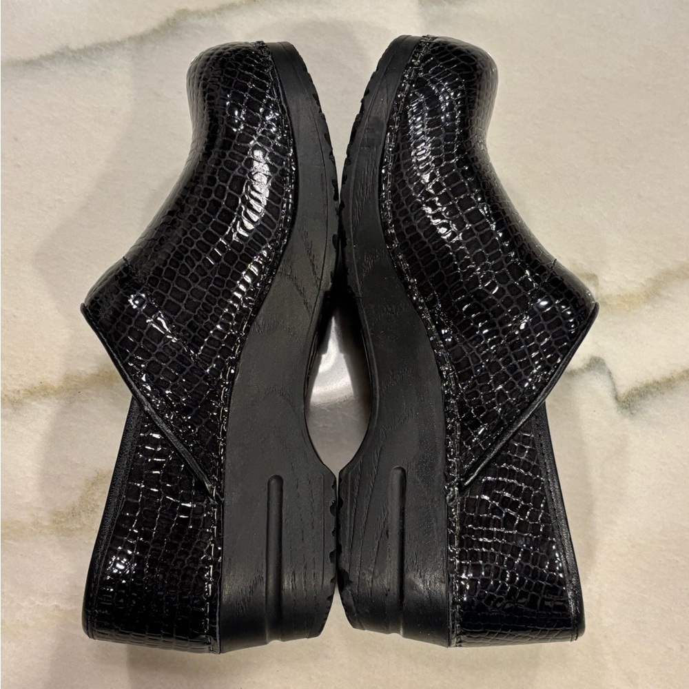 Sanita Clogs Womens Size 37 US 6.5 Black Patent Croc Embossed Professional - Picture 5 of 7